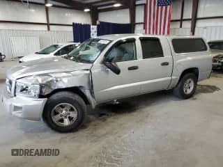 2008 Dodge Dakota SLT z VIN 1D7HE48N28S506012, wystawiony jako Copart lot #63875014 z przebiegiem 121 562 mil mil oraz Szkoda całkowita • Salvage title. Historia ofert i sprzedaży dostępna na DreamBid. Obrazek 1.