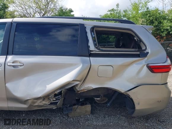 ✅ 2015 Toyota Sienna XLE • VIN: 5TDYK3DC6FS632493 • Lot: 42176411. Wystawiony na IAAI z przebiegiem 172 929 mil. Bezpłatny archiwum sprzedaży aukcyjnych z USA i szczegółowy raport historii pojazdu na DreamBid. Zdjęcie 18.