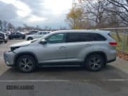 ✅ 2019 Toyota Highlander LE • VIN: 5TDBZRFH8KS999564 • Lot: 43672855. Wystawiony na IAAI z przebiegiem 68 493 mil. Bezpłatny archiwum sprzedaży aukcyjnych z USA i szczegółowy raport historii pojazdu na DreamBid. Zdjęcie 13.