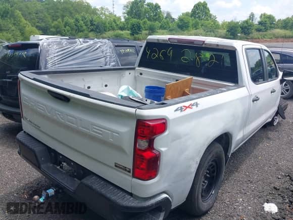 2022 Chevrolet Silverado 1500 Work Truck z VIN 1GCPDAEK8NZ537981, wystawiony jako IAAI lot #42692821 z przebiegiem 79 316 mil mil oraz . Historia ofert i sprzedaży dostępna na DreamBid. Obrazek 4.