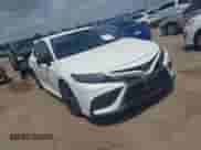 2022 Toyota Camry SE z VIN 4T1G11AK8NU027220, wystawiony jako IAAI lot #42161140 z przebiegiem 68 347 mil mil oraz . Historia ofert i sprzedaży dostępna na DreamBid. Obrazek 1.