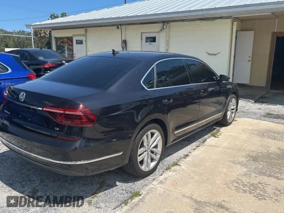 ✅ 2018 Volkswagen Passat SEL Premium • VIN: 1VWCA7A30JC015249 • Лот: 69469615. Опубликован ранее на Copart с пробегом 115 736 миль. Бесплатный доступ к архиву аукционных продаж из США и подробный отчёт об истории автомобиля на DreamBid. Изображение 4.