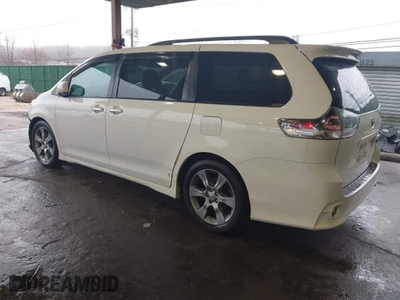 ✅ 2015 Toyota Sienna SE • VIN: 5TDXK3DC1FS528070 • Лот: 41780191. Опубликован ранее на IAAI с пробегом 117 488 миль. Бесплатный доступ к архиву аукционных продаж из США и подробный отчёт об истории автомобиля на DreamBid. Изображение 3.