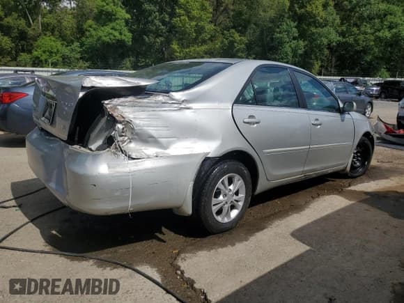 ✅ 2004 Toyota Camry LE • VIN: 4T1BF32K04U063097 • Lot: 70932064. Wystawiony na Copart z przebiegiem 178 393 mil. Bezpłatny archiwum sprzedaży aukcyjnych z USA i szczegółowy raport historii pojazdu na DreamBid. Zdjęcie 3.