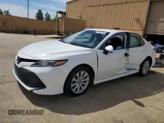 2020 Toyota Camry LE z VIN 4T1C11AK6LU360494, wystawiony jako Copart lot #81954155 z przebiegiem 136 991 mil mil oraz Szkoda całkowita • Salvage title. Historia ofert i sprzedaży dostępna na DreamBid. Obrazek 1.