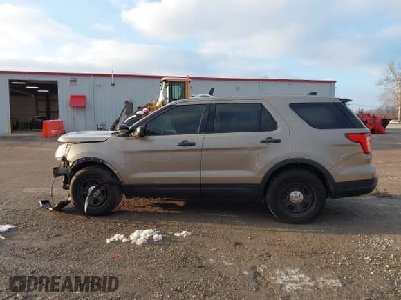 ✅ 2018 Ford Police Interceptor Utility • VIN: 1FM5K8AR0JGA84529 • Lot: 43581427. Wystawiony na IAAI z przebiegiem 195 000 mil. Bezpłatny archiwum sprzedaży aukcyjnych z USA i szczegółowy raport historii pojazdu na DreamBid. Zdjęcie 14.