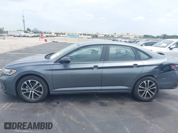 ✅ 2023 Volkswagen Jetta Sport • VIN: 3VWBM7BU7PM062022 • Lot: 42642206. Wystawiony na IAAI z przebiegiem 11 273 mil. Bezpłatny archiwum sprzedaży aukcyjnych z USA i szczegółowy raport historii pojazdu na DreamBid. Zdjęcie 14.