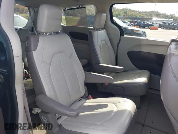 ✅ 2017 Chrysler Pacifica Touring L • VIN: 2C4RC1BG3HR708789 • Lot: 43592303. Wystawiony na IAAI z przebiegiem 78 581 mil. Bezpłatny archiwum sprzedaży aukcyjnych z USA i szczegółowy raport historii pojazdu na DreamBid. Zdjęcie 8.