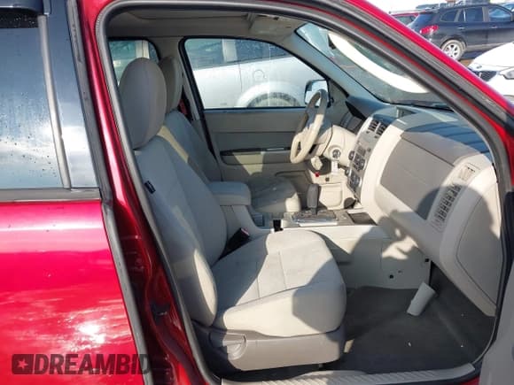 ✅ 2010 Ford Escape XLT • VIN: 1FMCU9DG8AKC24907 • Lot: 43733136. Wystawiony na IAAI z przebiegiem 72 515 mil. Bezpłatny archiwum sprzedaży aukcyjnych z USA i szczegółowy raport historii pojazdu na DreamBid. Zdjęcie 5.