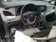 ✅ 2015 Toyota Sienna LE • VIN: 5TDKK3DC8FS590169 • Lot: 67040995. Wystawiony na Copart z przebiegiem 132 519 mil. Bezpłatny archiwum sprzedaży aukcyjnych z USA i szczegółowy raport historii pojazdu na DreamBid. Zdjęcie 8.