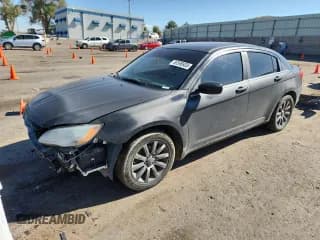 ✅ 2014 Chrysler 200 Touring • VIN: 1C3CCBBG6EN105974 • Lot: 80396935. Wystawiony na Copart z przebiegiem 276 823 mil. Bezpłatny archiwum sprzedaży aukcyjnych z USA i szczegółowy raport historii pojazdu na DreamBid. Zdjęcie 1.