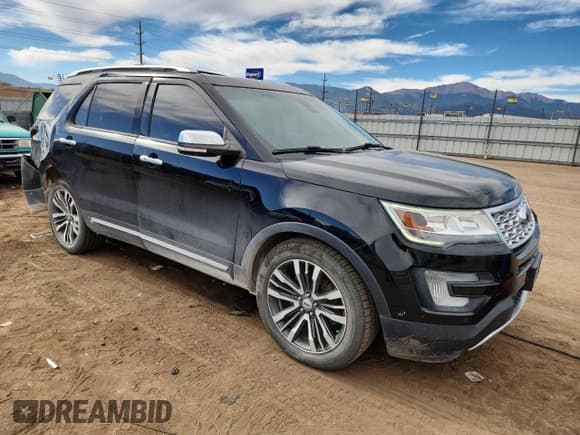 ✅ 2017 Ford Explorer Platinum • VIN: 1FM5K8HTXHGA01359 • Lot: 90813735. Wystawiony na Copart z przebiegiem 130 077 mil. Bezpłatny archiwum sprzedaży aukcyjnych z USA i szczegółowy raport historii pojazdu na DreamBid. Zdjęcie 4.