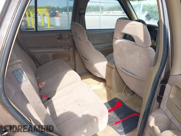 ✅ 1996 Chevrolet Blazer LS • VIN: 1GNCS13W4TK233425 • Lot: 42793679. Wystawiony na IAAI z przebiegiem 202 943 mil. Bezpłatny archiwum sprzedaży aukcyjnych z USA i szczegółowy raport historii pojazdu na DreamBid. Zdjęcie 8.