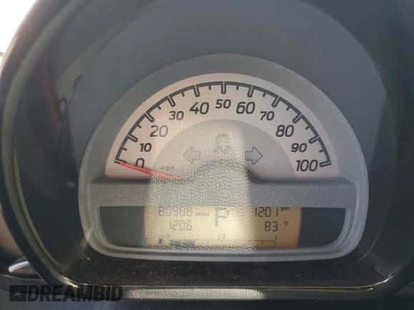 ✅ 2015 Smart fortwo Passion • VIN: WMEEK3BA1FK830296 • Lot: 56401725. Wystawiony na Copart z przebiegiem 80 988 mil. Bezpłatny archiwum sprzedaży aukcyjnych z USA i szczegółowy raport historii pojazdu na DreamBid. Zdjęcie 9.