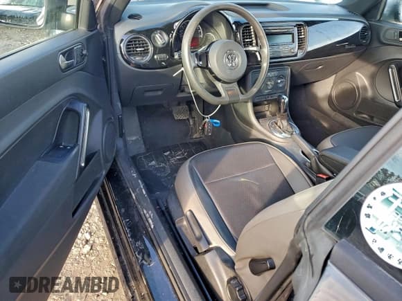 ✅ 2015 Volkswagen Beetle 1.8T • VIN: 3VWF17AT8FM629131 • Lot: 93878905. Wystawiony na Copart z przebiegiem 123 560 mil. Bezpłatny archiwum sprzedaży aukcyjnych z USA i szczegółowy raport historii pojazdu na DreamBid. Zdjęcie 8.