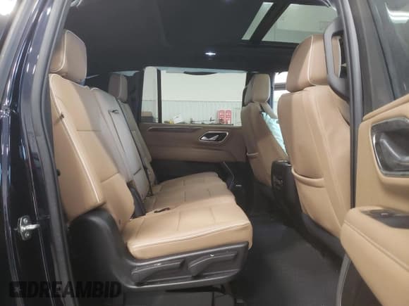 ✅ 2021 Chevrolet Suburban Premier • VIN: 1GNSCFKD2MR318276 • Lot: 37848743. Wystawiony na Copart z przebiegiem 33 165 mil. Bezpłatny archiwum sprzedaży aukcyjnych z USA i szczegółowy raport historii pojazdu na DreamBid. Zdjęcie 11.