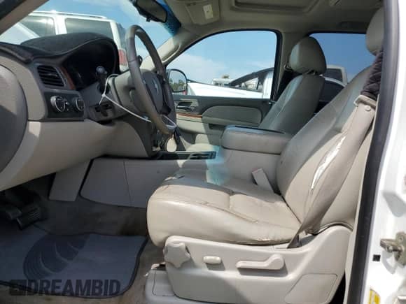 2010 Chevrolet Suburban LT z VIN 1GNUKJE35AR139405, wystawiony jako Copart lot #80348595 z przebiegiem 183 310 mil mil oraz Czysty tytuł • Clean title. Historia ofert i sprzedaży dostępna na DreamBid. Obrazek 7.