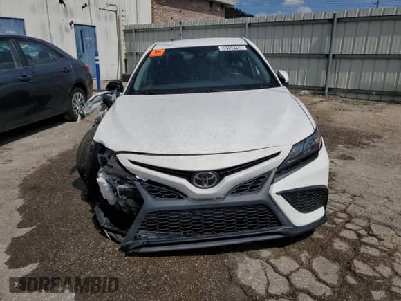 2022 Toyota Camry SE with VIN 4T1G11AK6NU664266, listed as a Copart auction lot 80163755 with 57,186 mi miles and Clean title. Bid and sale history available at DreamBid. Image 5.