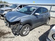 ✅ 2021 Hyundai Kona SE • VIN: KM8K1CAA9MU690484 • Лот: 67480704. Опубликован ранее на Copart с пробегом 75 693 миль. Бесплатный доступ к архиву аукционных продаж из США и подробный отчёт об истории автомобиля на DreamBid. Изображение 1.
