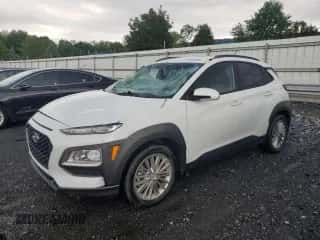 2020 Hyundai Kona SEL z VIN KM8K2CAA7LU555791, wystawiony jako Copart lot #61064063 z przebiegiem 17 859 mil mil oraz . Historia ofert i sprzedaży dostępna na DreamBid. Obrazek 1.