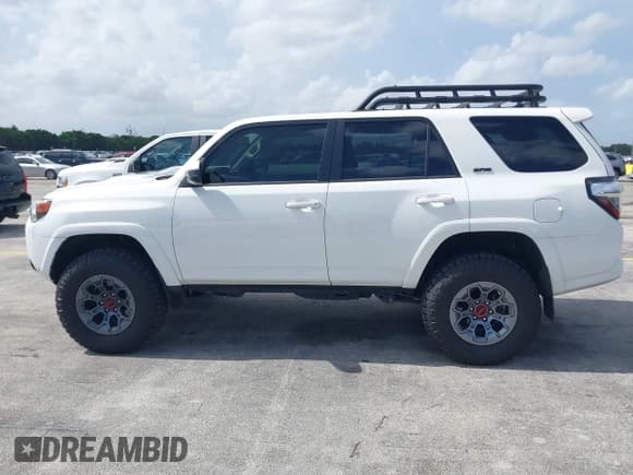 ✅ 2023 Toyota 4Runner SR5 • VIN: JTEEU5JR2P5303018 • Lot: 42729890. Wystawiony na IAAI z przebiegiem 15 467 mil. Bezpłatny archiwum sprzedaży aukcyjnych z USA i szczegółowy raport historii pojazdu na DreamBid. Zdjęcie 14.