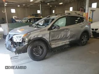 ✅ 2017 Toyota RAV4 LE • VIN: 2T3BFREV0HW567977 • Lot: 70910695. Wystawiony na Copart z przebiegiem Nie podano. Bezpłatny archiwum sprzedaży aukcyjnych z USA i szczegółowy raport historii pojazdu na DreamBid. Zdjęcie 1.