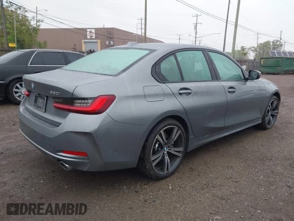 ✅ 2023 BMW 3 Series 330i xDrive • VIN: 3MW89FF01P8D20900 • Lot: 42311097. Listed on IAAI with 28,197 mi. Free auction sales archive from the USA and detailed vehicle history report at DreamBid. Image 4.