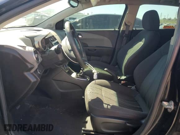 2013 Chevrolet Sonic LT z VIN 1G1JD6SB9D4232551, wystawiony jako Copart lot #49639715 z przebiegiem 176 830 mil mil oraz Czysty tytuł • Clean title. Historia ofert i sprzedaży dostępna na DreamBid. Obrazek 7.