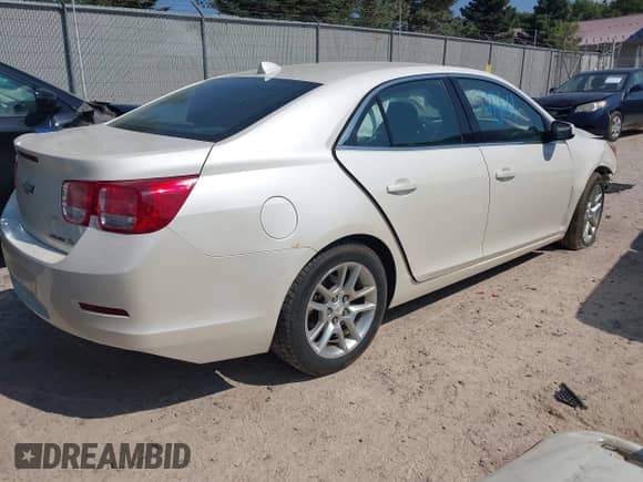 2013 Chevrolet Malibu Eco z VIN 1G11F5RR7DF111027, wystawiony jako IAAI lot #43204864 z przebiegiem 119 349 mil mil oraz . Historia ofert i sprzedaży dostępna na DreamBid. Obrazek 4.