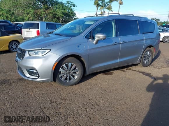✅ 2021 Chrysler Pacifica Hybrid Touring L • VIN: 2C4RC1L7XMR581385 • Lot: 43566058. Listed on IAAI with 6,979 mi. Free auction sales archive from the USA and detailed vehicle history report at DreamBid. Image 2.