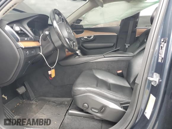 ✅ 2021 Volvo XC90 Momentum • VIN: YV4A221K2M1682645 • Lot: 84994575. Wystawiony na Copart z przebiegiem 39 483 mil. Bezpłatny archiwum sprzedaży aukcyjnych z USA i szczegółowy raport historii pojazdu na DreamBid. Zdjęcie 7.