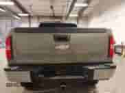 2007 Chevrolet Silverado 2500HD LTZ z VIN 1GCHK29617E595261, wystawiony jako IAAI lot #42846735 z przebiegiem 257 925 mil mil oraz . Historia ofert i sprzedaży dostępna na DreamBid. Obrazek 17.