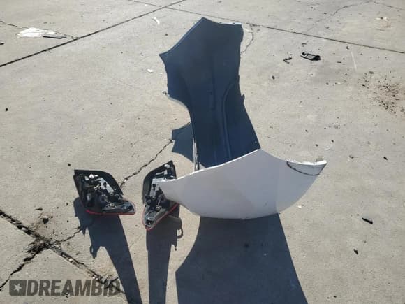 ✅ 2014 Hyundai Elantra Limited • VIN: 5NPDH4AE8EH478804 • Lot: 82603725. Listed on Copart with 106,805 mi. Free auction sales archive from the USA and detailed vehicle history report at DreamBid. Image 12.