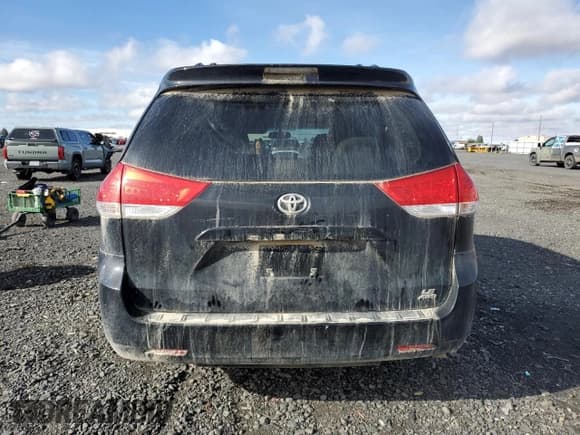 ✅ 2013 Toyota Sienna LE • VIN: 5TDJK3DC8DS053519 • Лот: 86544555. Опубликован ранее на Copart с пробегом 214 498 миль. Бесплатный доступ к архиву аукционных продаж из США и подробный отчёт об истории автомобиля на DreamBid. Изображение 6.