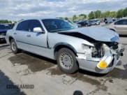 ✅ 2001 Lincoln Town Car Cartier • VIN: 1LNHM83W81Y657911 • Лот: 62165335. Опубликован ранее на Copart с пробегом Не указан. Бесплатный доступ к архиву аукционных продаж из США и подробный отчёт об истории автомобиля на DreamBid. Изображение 4.