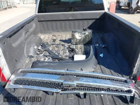 2011 Chevrolet Silverado 1500 LT z VIN 3GCPKSE35BG404711, wystawiony jako IAAI lot #43175333 z przebiegiem 234 937 mil mil oraz . Historia ofert i sprzedaży dostępna na DreamBid. Obrazek 12.