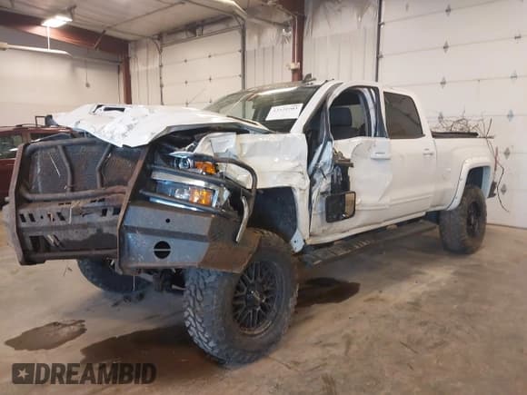 ✅ 2017 Chevrolet Silverado 2500HD LT • VIN: 1GC1KVEY0HF201240 • Lot: 43529703. Wystawiony na IAAI z przebiegiem 208 294 mil. Bezpłatny archiwum sprzedaży aukcyjnych z USA i szczegółowy raport historii pojazdu na DreamBid. Zdjęcie 17.