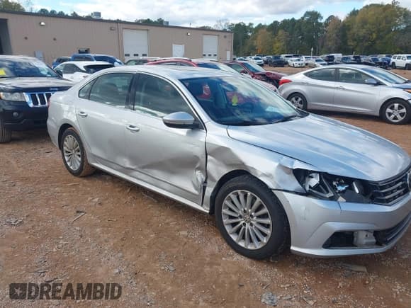 ✅ 2016 Volkswagen Passat SE • VIN: 1VWBT7A3XGC006346 • Lot: 43568441. Wystawiony na IAAI z przebiegiem 122 575 mil. Bezpłatny archiwum sprzedaży aukcyjnych z USA i szczegółowy raport historii pojazdu na DreamBid. Zdjęcie 1.