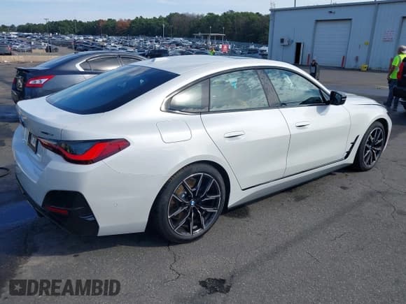 ✅ 2025 BMW i4 xDrive40 • VIN: WBY43HD07SFU10925 • Лот: 43231146. Опубликован ранее на IAAI с пробегом 3 422 миль. Бесплатный доступ к архиву аукционных продаж из США и подробный отчёт об истории автомобиля на DreamBid. Изображение 4.