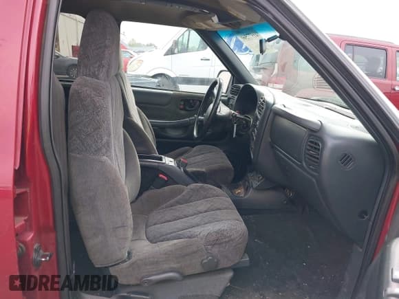 ✅ 2001 Chevrolet S-10 LS • VIN: 1GCDT13W61K190844 • Лот: 41977560. Опубликован ранее на IAAI с пробегом 252 291 миль. Бесплатный доступ к архиву аукционных продаж из США и подробный отчёт об истории автомобиля на DreamBid. Изображение 5.
