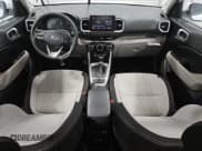 ✅ 2025 Hyundai Venue SEL • VIN: KMHRC8A36SU361939 • Лот: 86595455. Опубликован ранее на Copart с пробегом 5 300 миль. Бесплатный доступ к архиву аукционных продаж из США и подробный отчёт об истории автомобиля на DreamBid. Изображение 8.