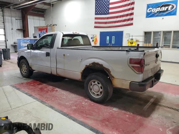 ✅ 2011 Ford F-150 XL • VIN: 1FTMF1CMXBKD18218 • Lot: 82547705. Wystawiony na Copart z przebiegiem 204 994 mil. Bezpłatny archiwum sprzedaży aukcyjnych z USA i szczegółowy raport historii pojazdu na DreamBid. Zdjęcie 2.