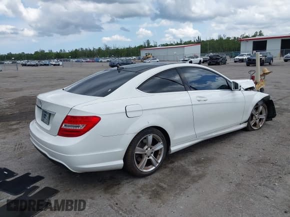 ✅ 2014 Mercedes-Benz C 250 • VIN: WDDGJ4HB1EG291119 • Лот: 42868508. Опубликован ранее на IAAI с пробегом 103 120 миль. Бесплатный доступ к архиву аукционных продаж из США и подробный отчёт об истории автомобиля на DreamBid. Изображение 4.