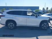 ✅ 2024 Toyota Highlander LE • VIN: 5TDKDRBH7RS547443 • Lot: 42035721. Listed on IAAI with 9,567 mi. Free auction sales archive from the USA and detailed vehicle history report at DreamBid. Image 13.