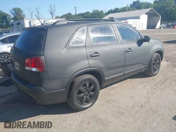 ✅ 2011 Kia Sorento LX • VIN: 5XYKTDA16BG128304 • Lot: 43180772. Wystawiony na IAAI z przebiegiem 175 867 mil. Bezpłatny archiwum sprzedaży aukcyjnych z USA i szczegółowy raport historii pojazdu na DreamBid. Zdjęcie 4.