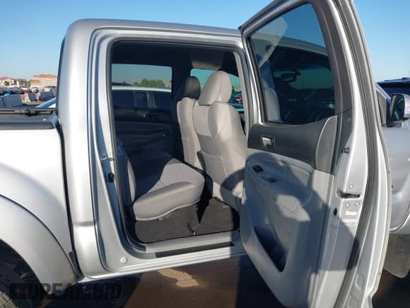 ✅ 2013 Toyota Tacoma PreRunner • VIN: 3TMJU4GN9DM145025 • Лот: 43617866. Опубликован ранее на IAAI с пробегом 99 587 миль. Бесплатный доступ к архиву аукционных продаж из США и подробный отчёт об истории автомобиля на DreamBid. Изображение 8.