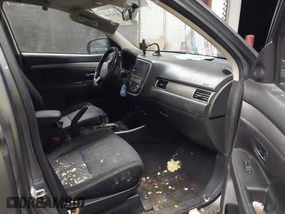 2018 Mitsubishi Outlander SE with VIN JA4AD3A33JJ003936, listed as a IAAI auction lot 43525448 with 252,718 mi miles and . Bid and sale history available at DreamBid. Image 5.