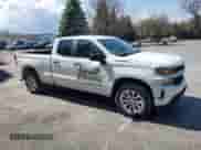 2021 Chevrolet Silverado 1500 Custom z VIN 1GCRYBEHXMZ115135, wystawiony jako Copart lot #54670185 z przebiegiem 32 849 mil mil oraz Szkoda całkowita • Salvage title. Historia ofert i sprzedaży dostępna na DreamBid. Obrazek 4.