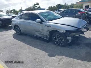 2024 Hyundai Sonata SEL с VIN KMHL64JA0RA415980, выставлен на аукционе IAAI как лот 43358120 с пробегом 19 685 миль миль и . История ставок и продаж доступна на DreamBid. Изображение 1.