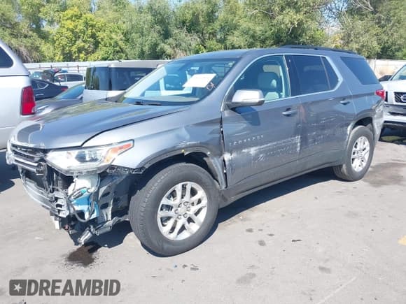 ✅ 2021 Chevrolet Traverse LT Cloth • VIN: 1GNERGKW6MJ152538 • Lot: 43132522. Wystawiony na IAAI z przebiegiem 71 211 mil. Bezpłatny archiwum sprzedaży aukcyjnych z USA i szczegółowy raport historii pojazdu na DreamBid. Zdjęcie 2.